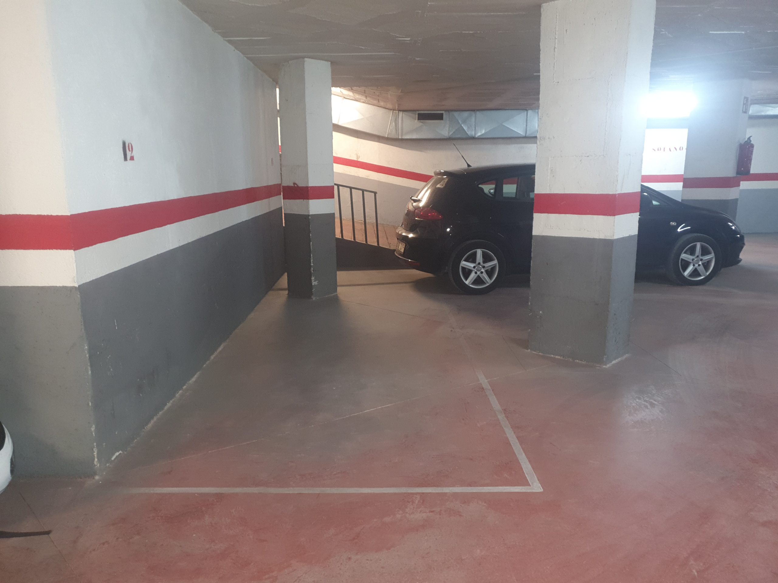 (jb 644) Es lloga plaça d’aparcament per a cotxe mitjà